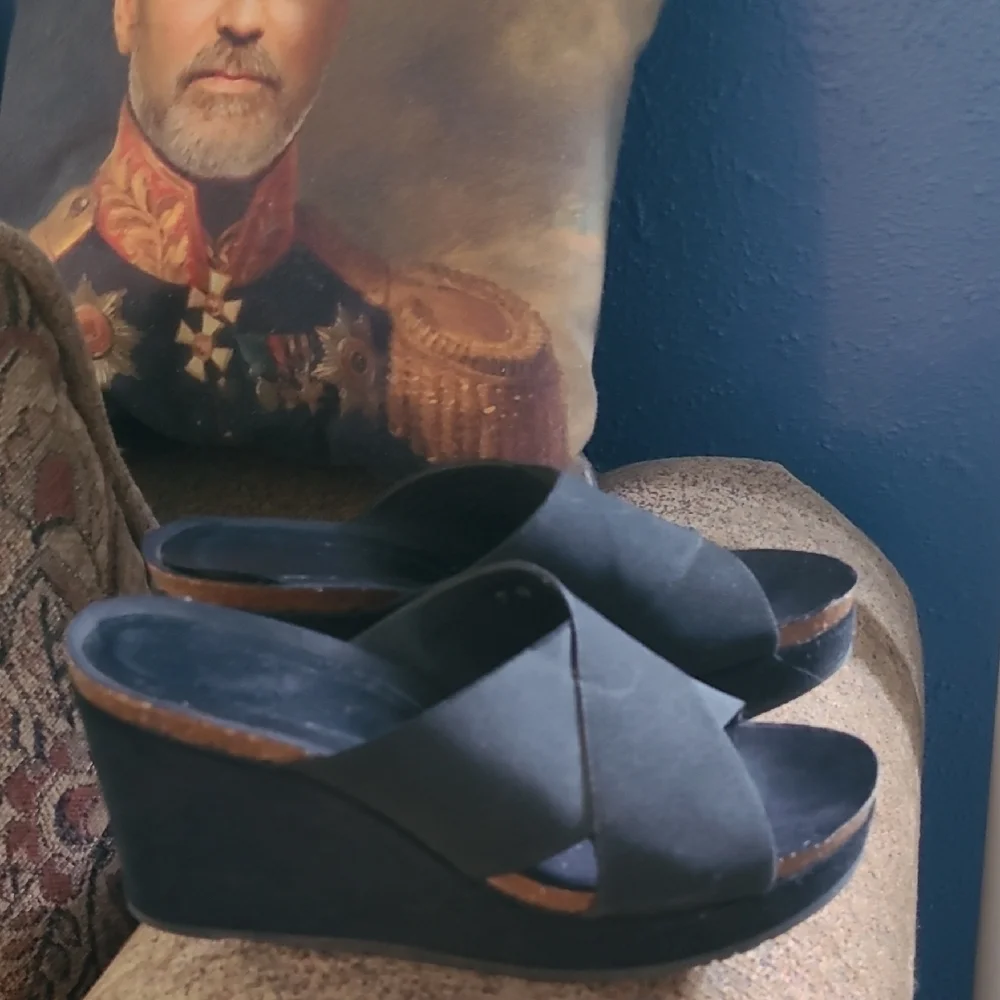 Donald Pliner Black Wedge Shoes with Slip-On Design - Picture 1 of 7